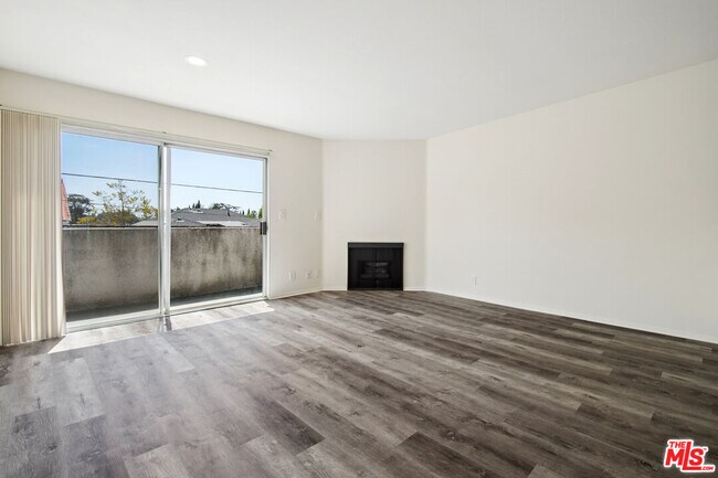 Building Photo - 870 S Crenshaw Blvd