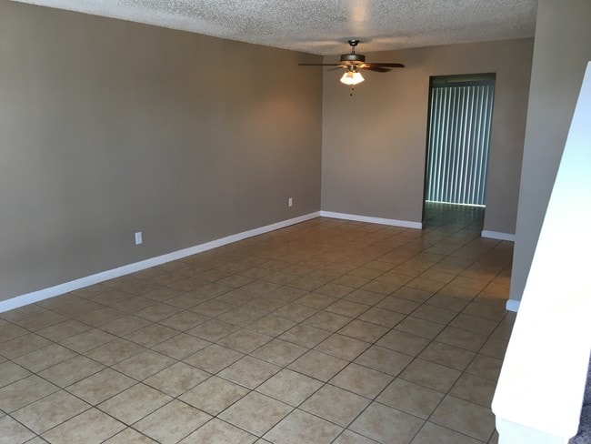Spacious living rooms - Lake Breeze