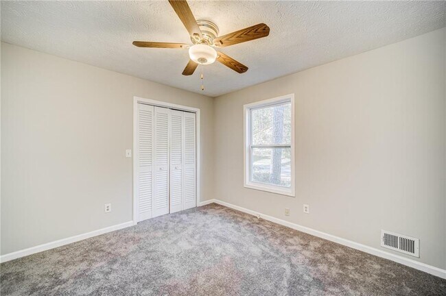 Building Photo - 4060 Oak Ferry Dr NE