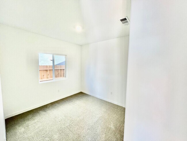 Building Photo - Charming 3-Bedroom Single Story Home for Rent