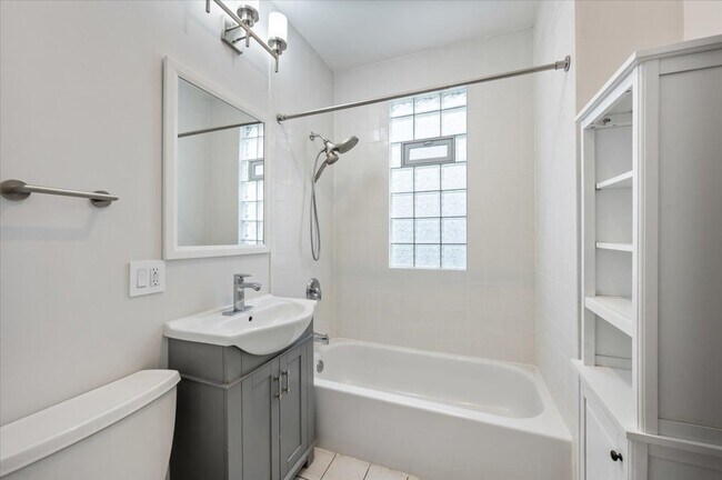 Building Photo - 2939 N Ashland Ave