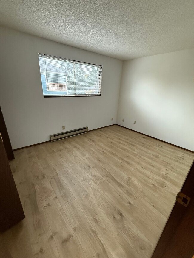 Building Photo - Save $500 on 2nd Month Rent