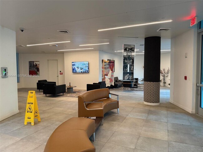 Building Photo - 437 SW 4th Ave