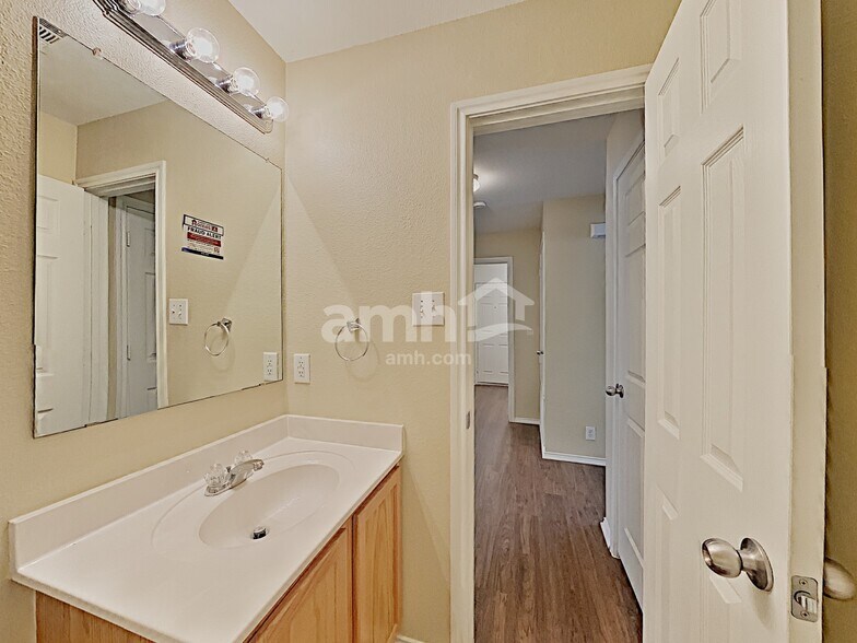 Building Photo - 8007 Abbotts Pointe