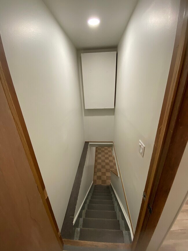 Building Photo - 4000 SE Mercier St