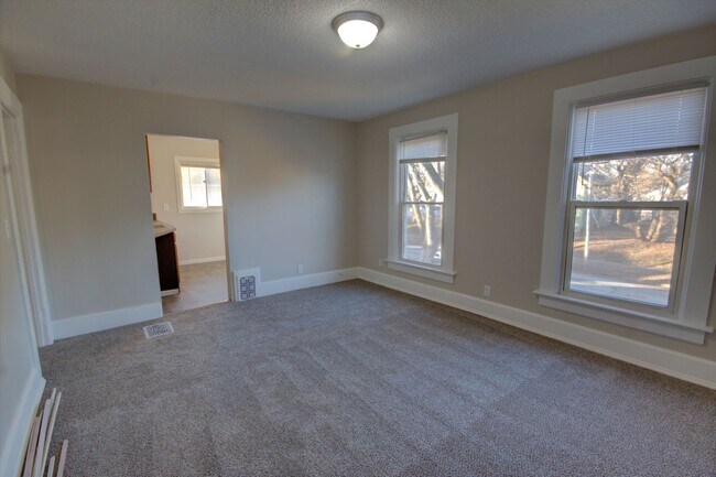 Building Photo - SL POS929