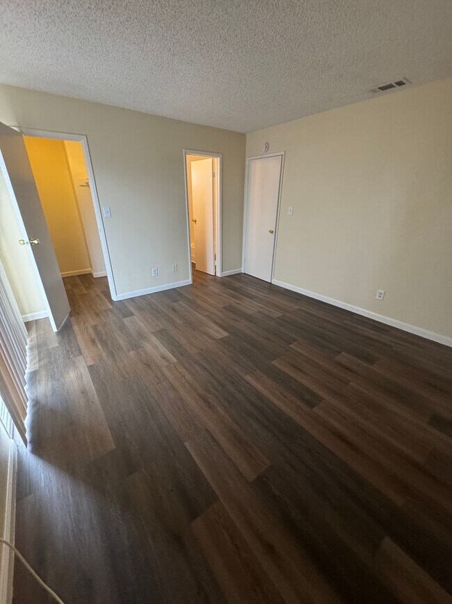 Building Photo - Oleander