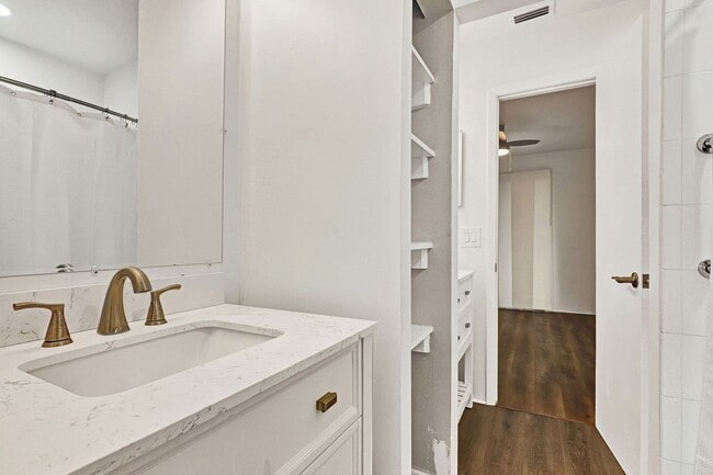 Building Photo - 2 bedroom/ 2 bathroom beautifully updated condo in Twelve Oak Condos!