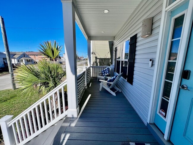 Building Photo - Luxury Beachside Home – Steps from the Bay!