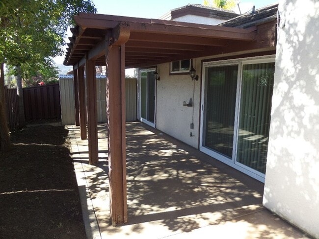 Building Photo - 3 Bedroom-2 Bathroom Single Story Home in ...