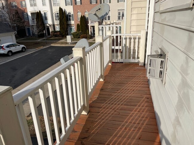 Building Photo - Stunning Light-Filled 3 Bed 2/2 Bath Townhome In Sought After Brambleton