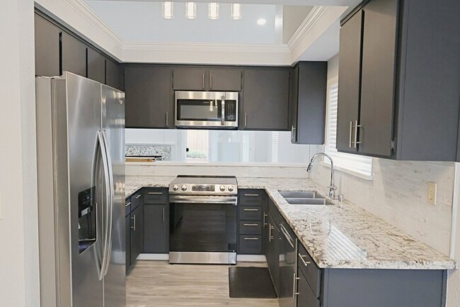 Building Photo - 2 Bedroom 2 Bath Roseville Home