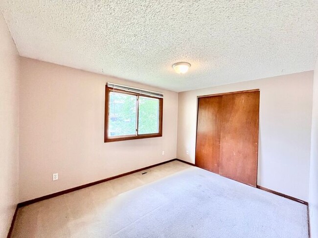 Building Photo - Large 3 Bedroom, 2 Bathroom Home in the Th...