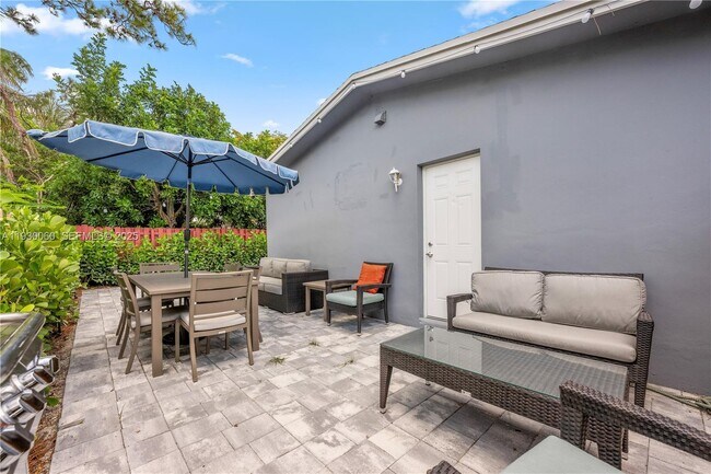 Building Photo - 1208 NE 5th Ave