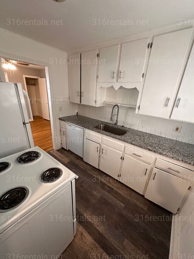 Building Photo - $950 - 2 bedroom/ 1 bathroom - Single Family Home *COMING SOON*