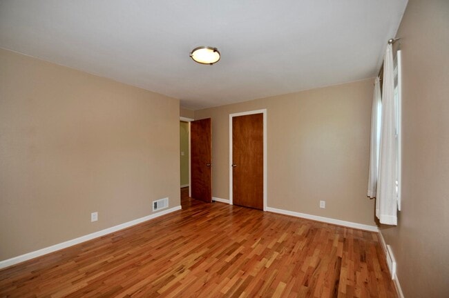 Building Photo - Charming 2 bed 1 bath bungalow with 2nd living room