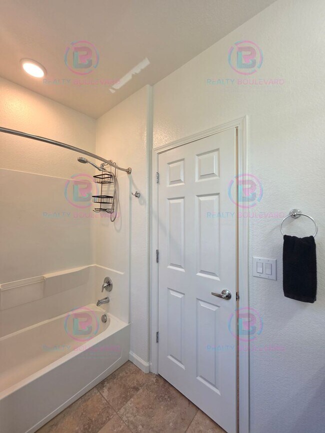 Building Photo - 3010 Sterling Ridge Cir