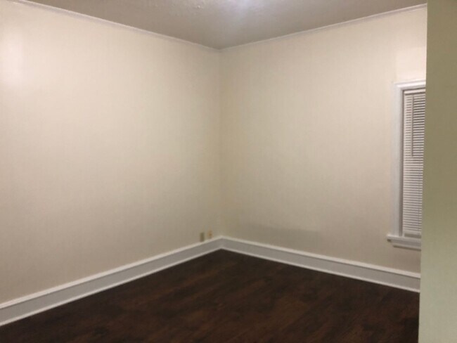 Building Photo - Fantastic 2+ Bedroom w/ 1 1/2 Bath Home! R...