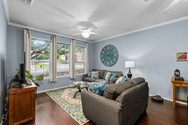 Building Photo - Stylish Townhome Living in Oak Creek