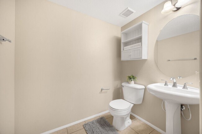 Building Photo - Charming 3-bedroom, 3-bathroom Condo