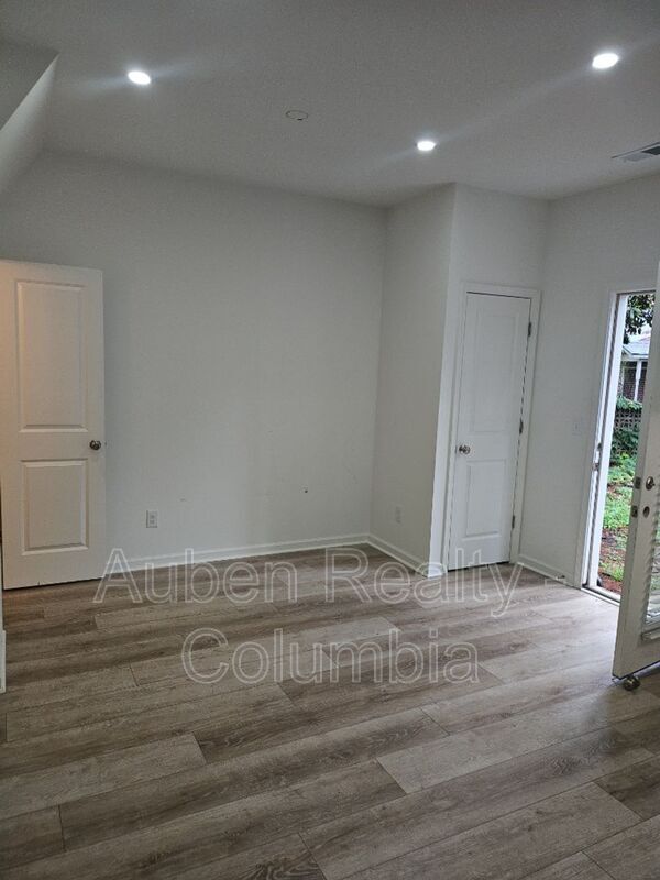 Building Photo - 517 Deerwood St