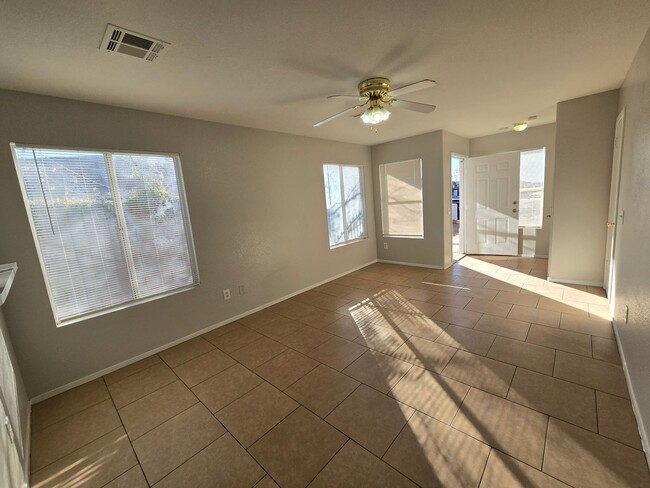 Building Photo - **Charming 2-Bedroom Home for Lease for a ...