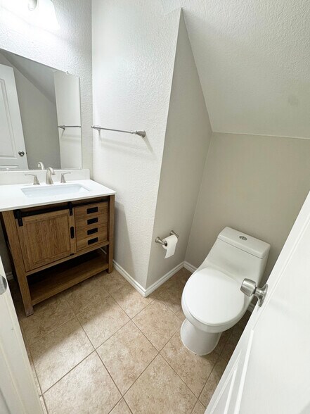 Building Photo - 5042 Cleves St