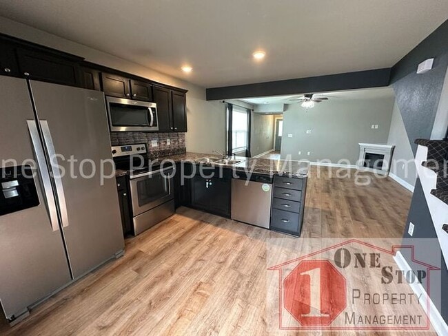 Building Photo - Gorgeous 3-Bed, 2.5-Bath Townhome in Raymore!