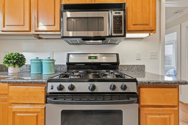 Building Photo - Charming Seacliff Top Floor Condo Unit with views of Golden Gate Bridge!