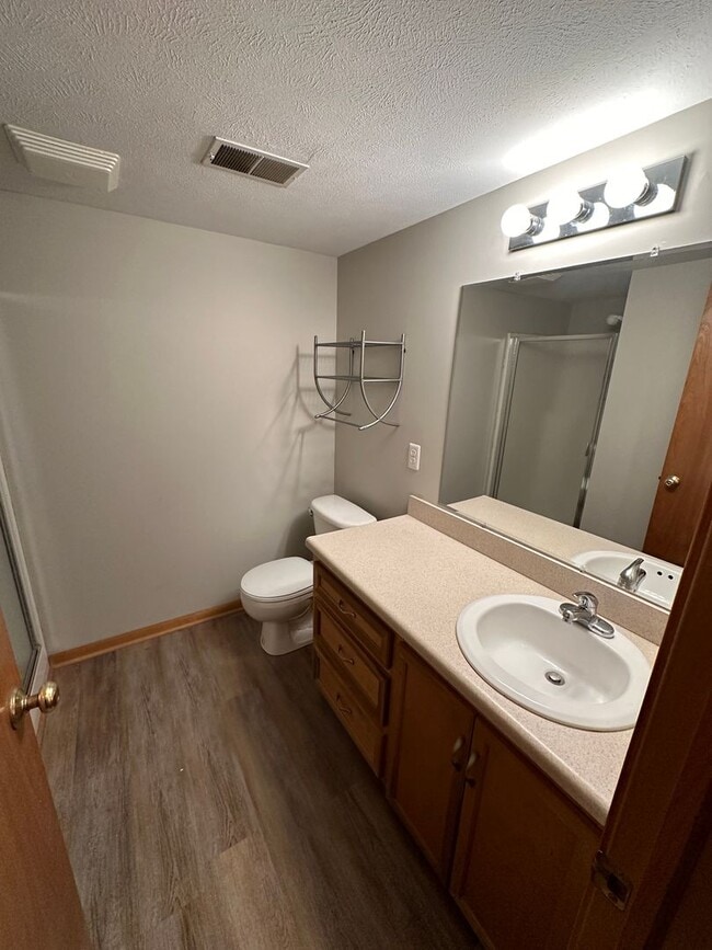 Building Photo - 904 Vos St