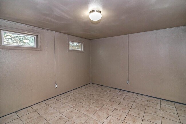 Building Photo - 328 S Duncan Ave