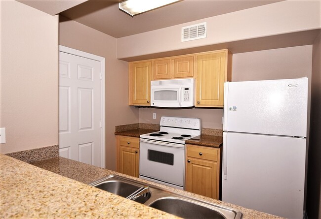 Building Photo - Great 2 Bedroom Condo At Coronado Palms