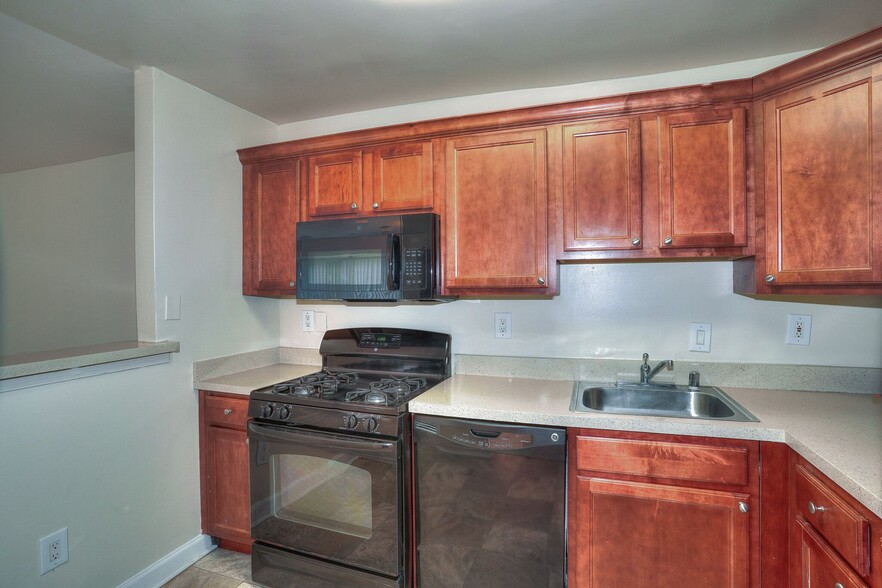 Kitchen-Classic - Cameron Pointe Apartments