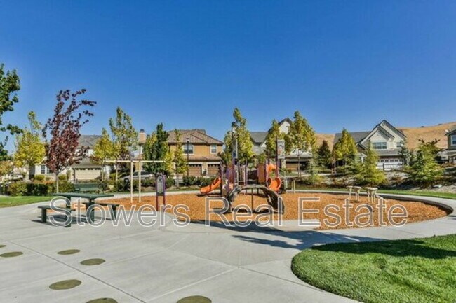 Building Photo - 630 Bond Ct