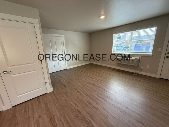 Building Photo - Newer 2-Bedroom Apartment located off Jasp...