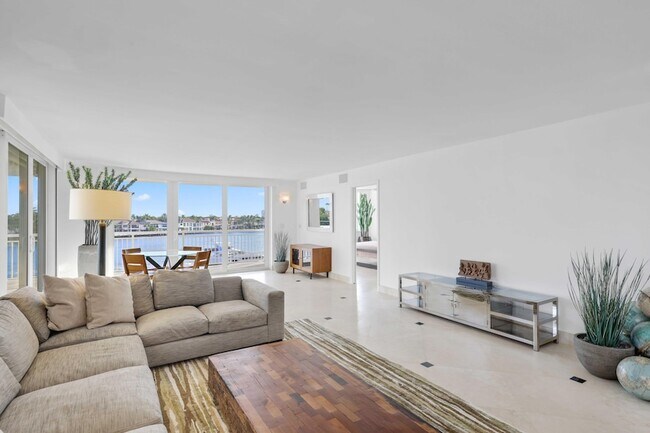 Building Photo - 511 Bayshore Dr