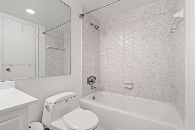 Building Photo - 90 Edgewater Dr