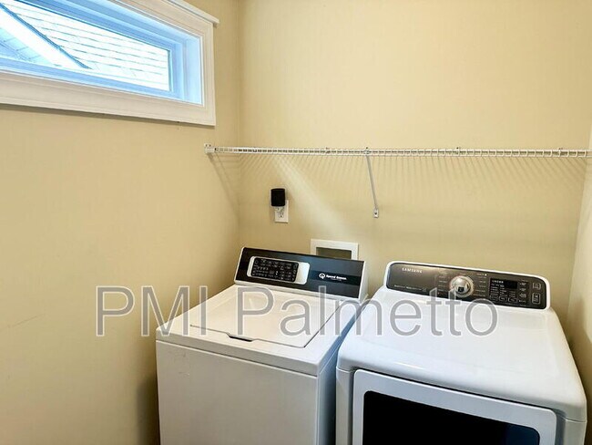 Building Photo - 121 Park Ridge Way