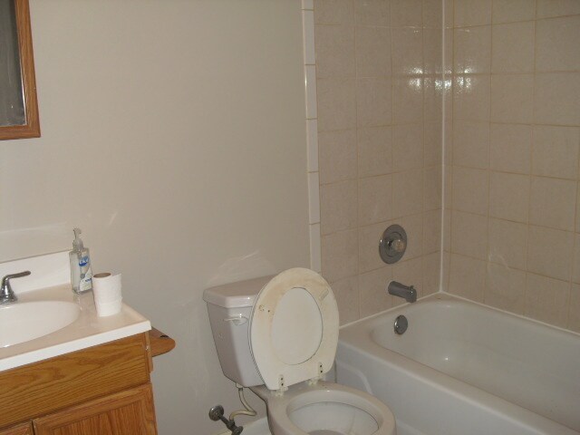 Building Photo - 253 Windsor Dr