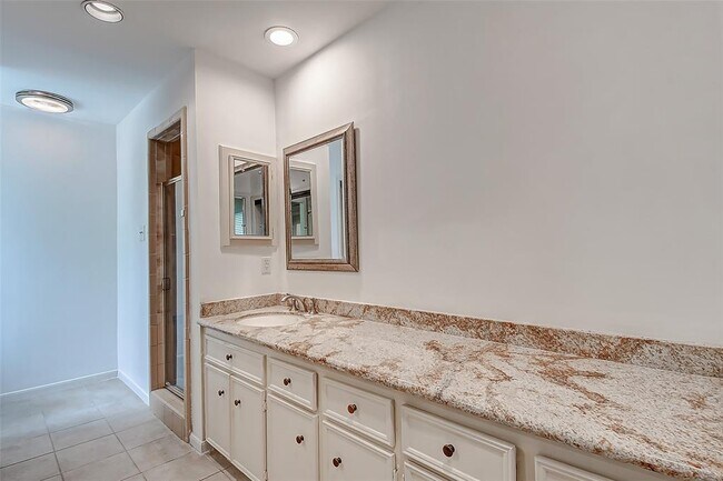 Building Photo - 201 Vanderpool Ln