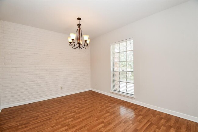 Building Photo - 2824 Briarhurst Dr