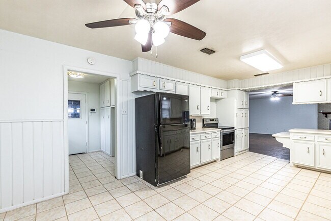 Building Photo - Charming 3 bedroom 2 bathroom