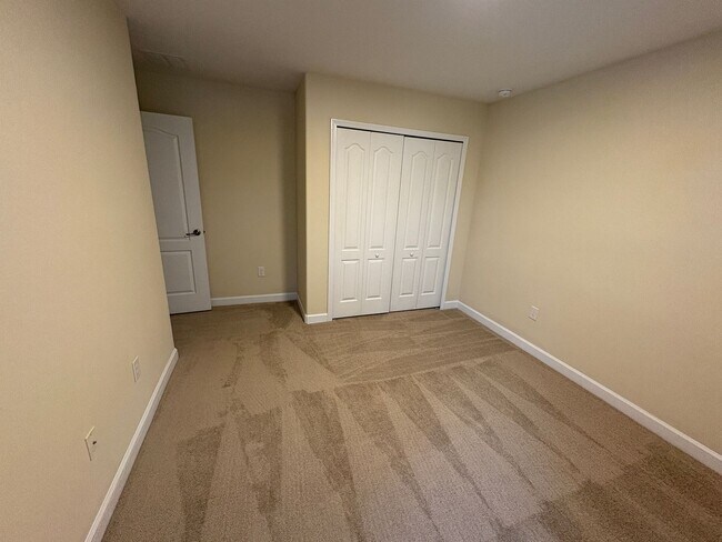 Building Photo - 6 BEDROOM + LOFT, 3 BATH HOME INDEPENDENCE...