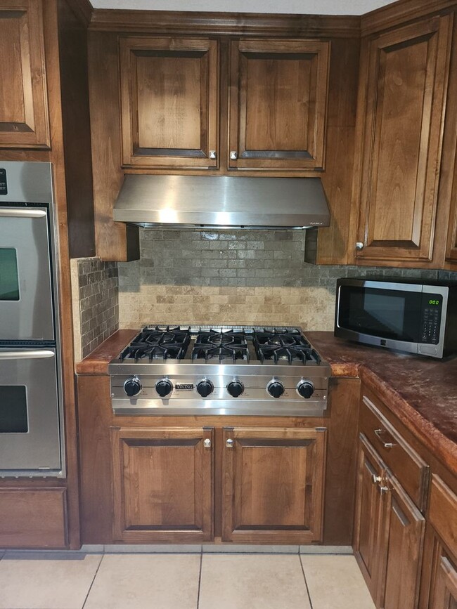 Building Photo - 3 Bedroom 2 bath with 2 car garage off of ...