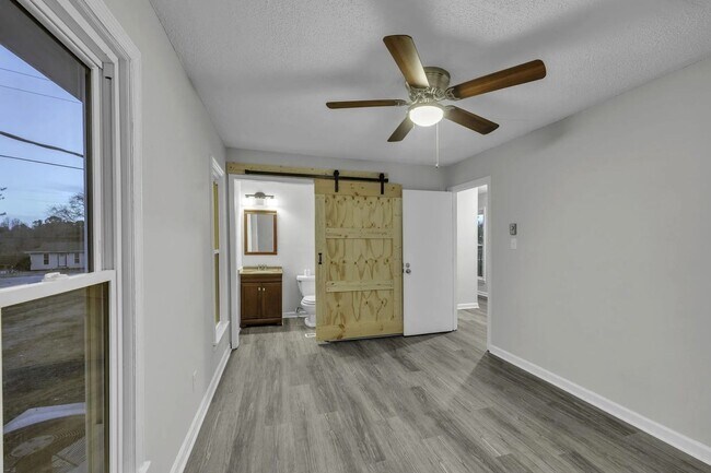 Building Photo - Newly Renovated & Move in ready