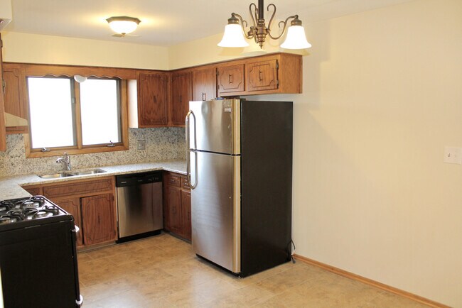 Building Photo - 7870 W Cahill Terrace