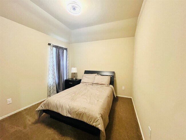 Building Photo - 5531 Jay Thrush Dr