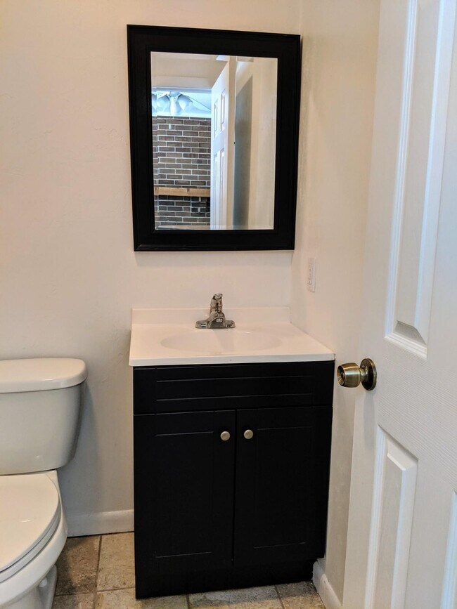 Building Photo - 806 Essex Dr