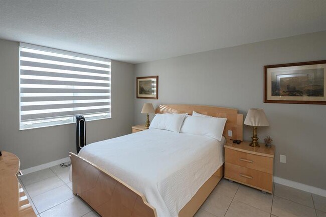 Building Photo - 9410 Poinciana Pl