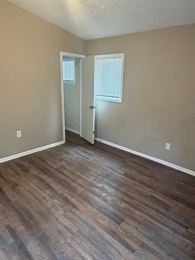 Building Photo - 3320 Ridgeland Dr